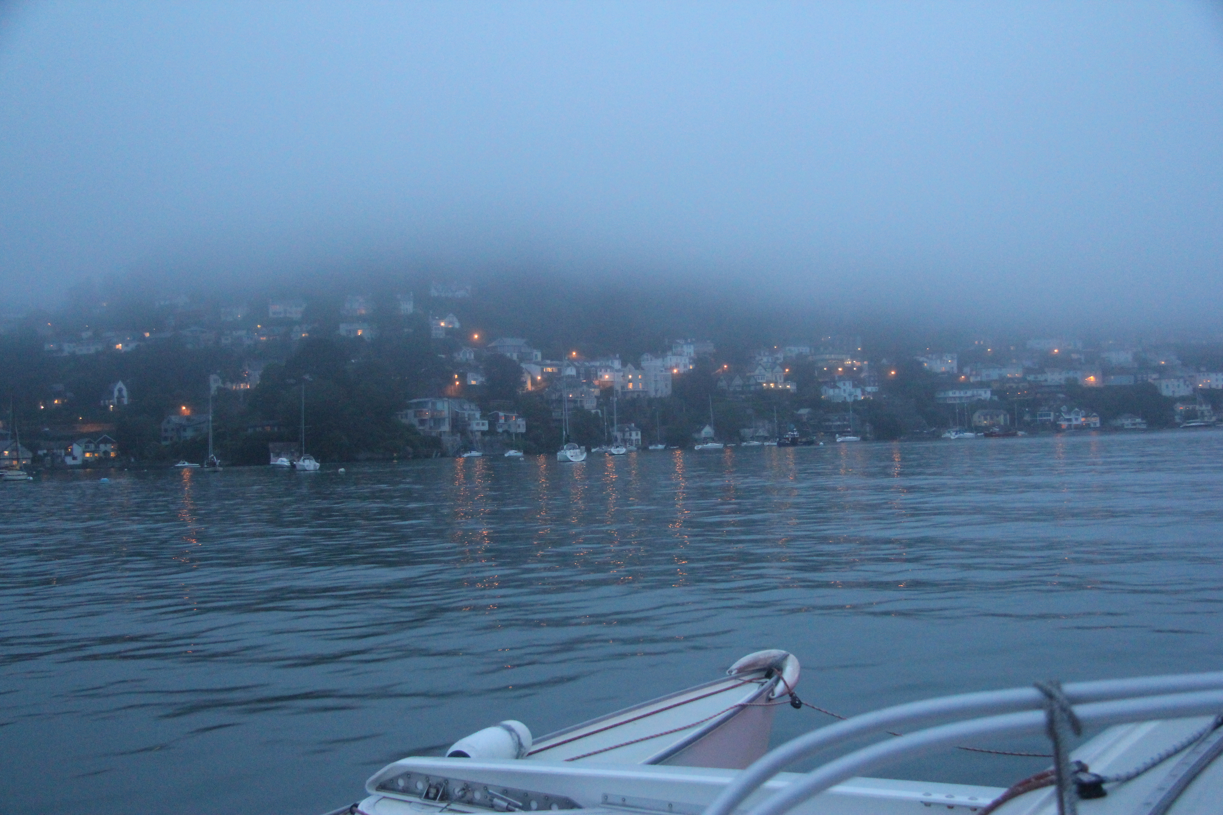 Dartmouth bei Nebel in der Dämmerung